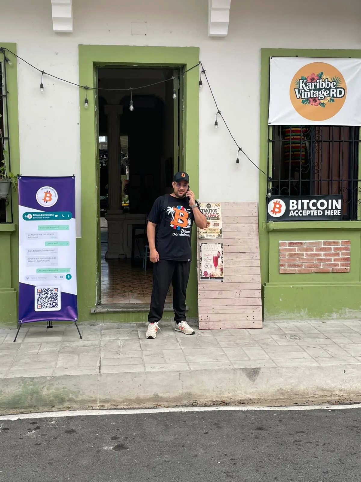 Fachada del establecimiento con la identidad de Bitcoin Dominicana y el letrero Bitcoin Accepted Here