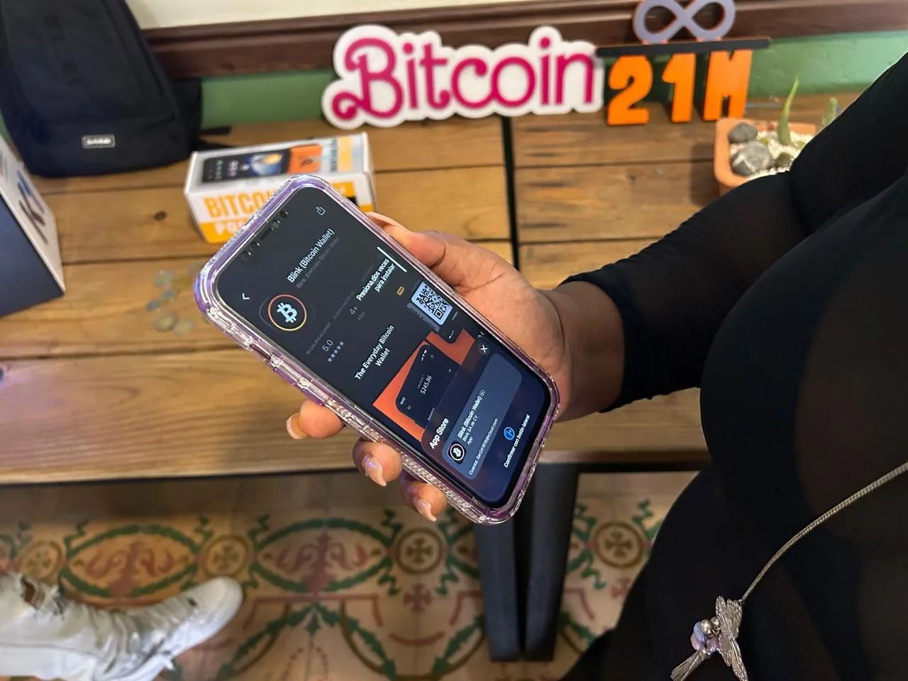 Asistente instala una billetera de Bitcoin en su teléfono durante el encuentro en The Perpetual Lab