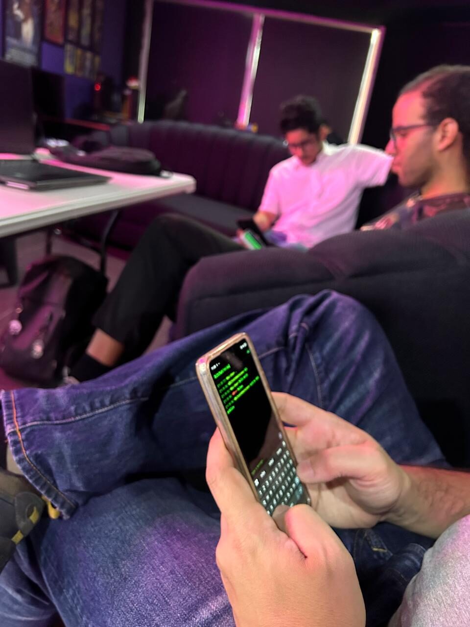 Participante usando herramientas de Bitcoin y Lightning Network durante un taller en República Dominicana