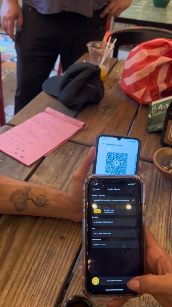 Pago con Bitcoin por Lightning Network: un teléfono escanea el código QR de la factura Lightning en The Perpetual Lab, Santo Domingo