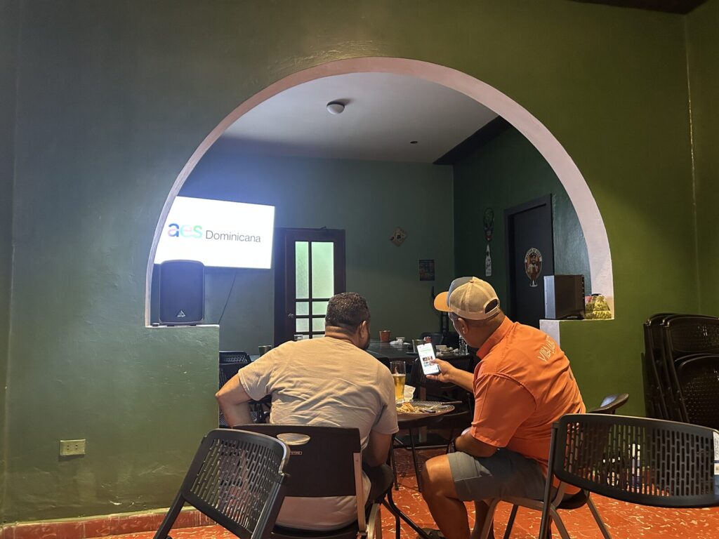 Presentación educativa durante el meetup Bitcoin Dominicana en Santo Domingo.