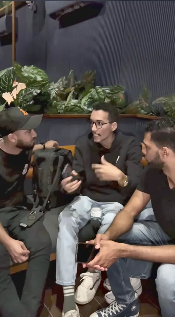 Miembros de la comunidad Bitcoin en República Dominicana conversan durante la inauguración de Dominicana Tech Week.