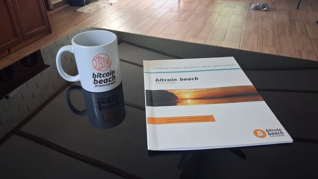 Bitcoin Beach White Paper durante la visita de Carlos Gutiérrez a El Salvador