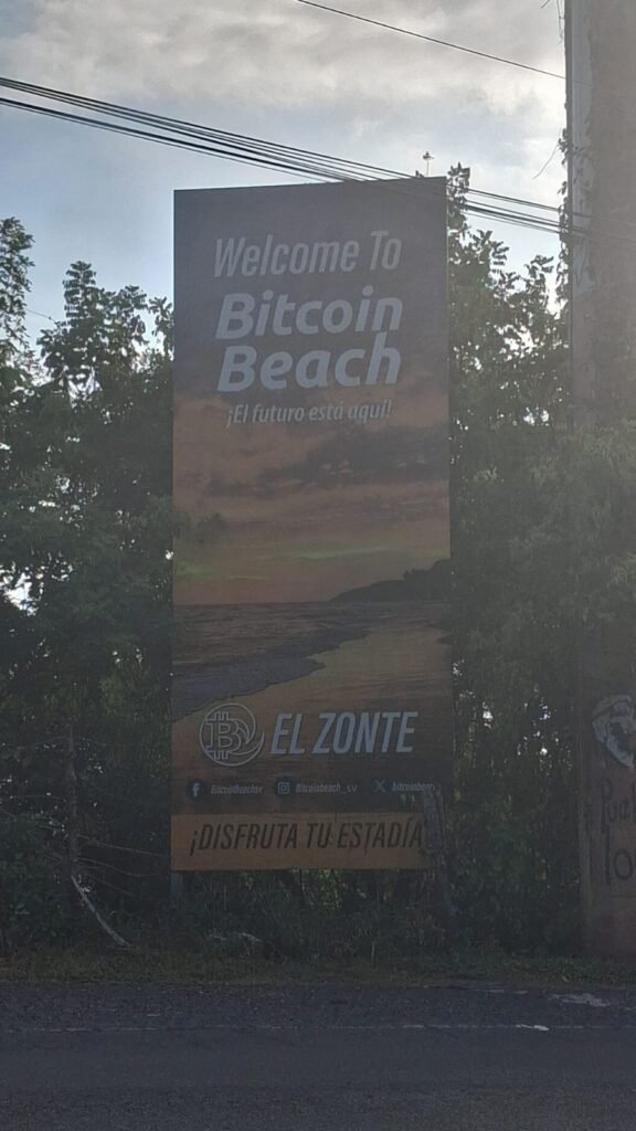 Cartel de bienvenida a Bitcoin Beach en El Zonte, El Salvador