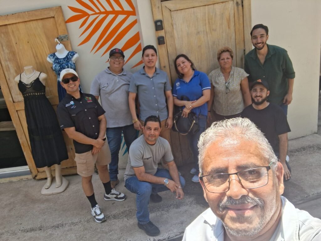 Fotografía grupal de participantes del Bitcoin Beach Fellowship Program en El Salvador