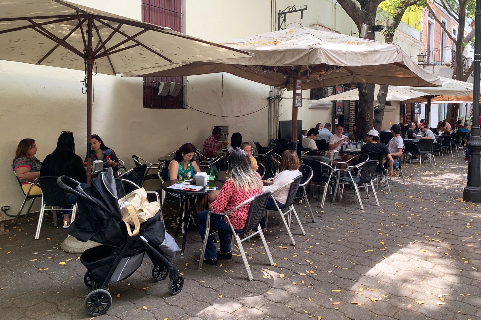 Personas sentadas en las terrazas de la Calle El Conde, Ciudad Colonial de Santo Domingo