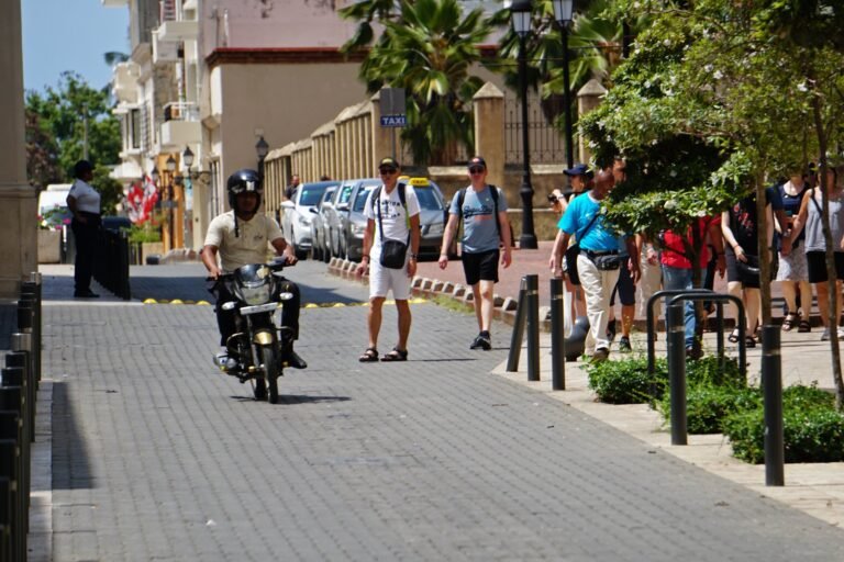 Visitantes caminando por la Calle Isabel la Católica, Ciudad Colonial de Santo Domingo
