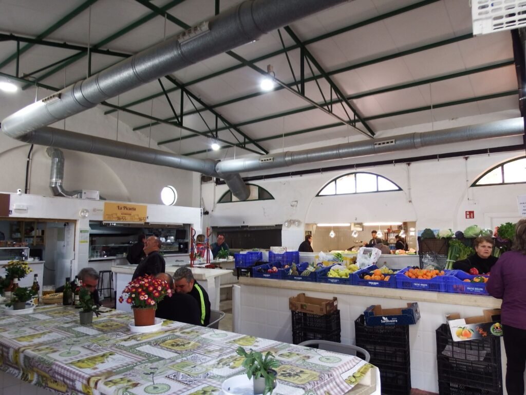 Puestos de venta y vendedores dentro del Mercado de La Romana