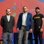 Ernesto Folch, Pedro Vital y Carlos Gutiérrez de pie en el escenario de El Este Emprende 2026 en La Romana