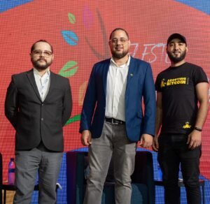 Ernesto Folch, Pedro Vital y Carlos Gutiérrez de pie en el escenario de El Este Emprende 2026 en La Romana