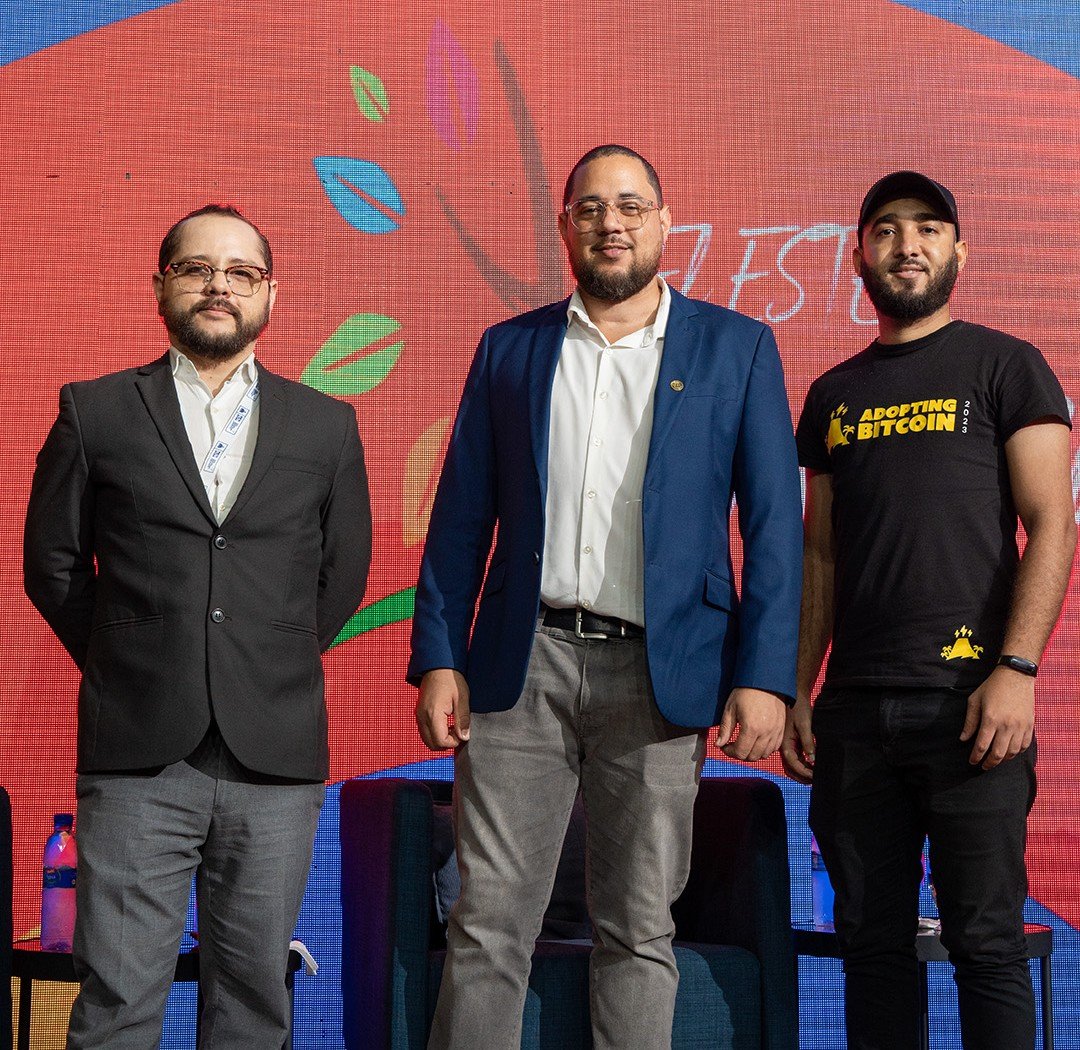 Ernesto Folch, Pedro Vital y Carlos Gutiérrez de pie en el escenario de El Este Emprende 2026 en La Romana