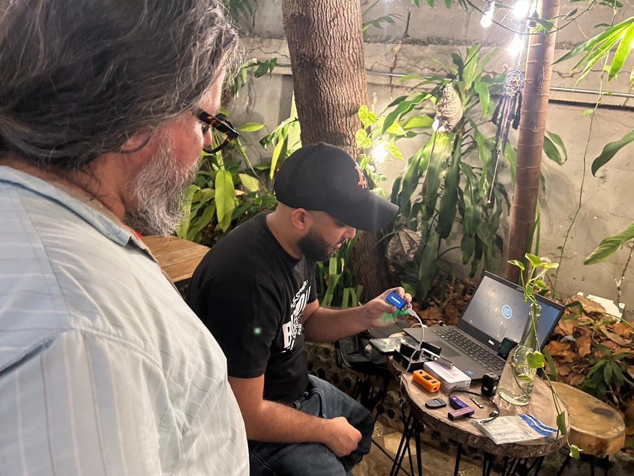 Dos asistentes configuran una hardware wallet en la terraza de The Perpetual Lab