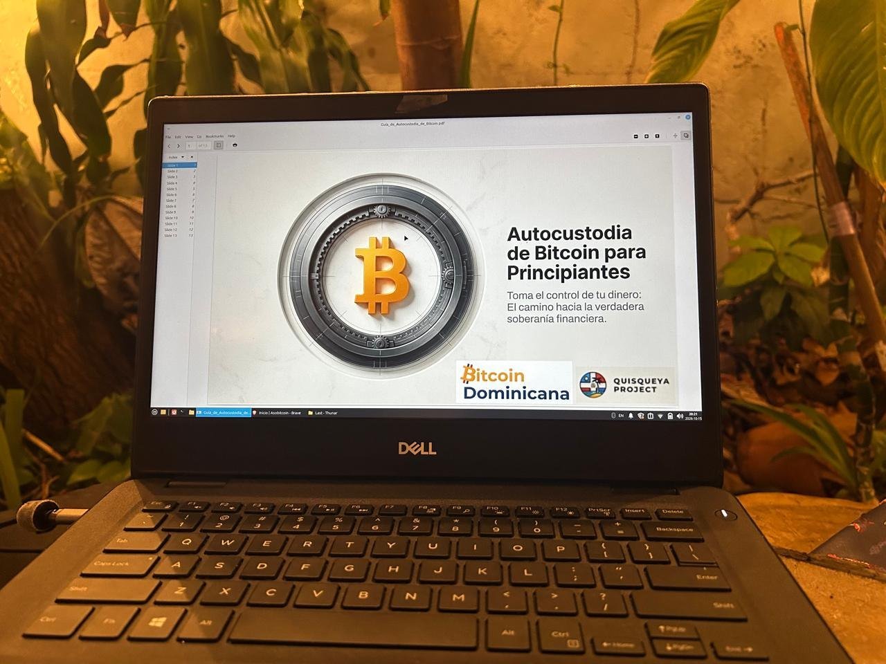 Laptop mostrando la portada de la guía «Autocustodia de Bitcoin para Principiantes»
