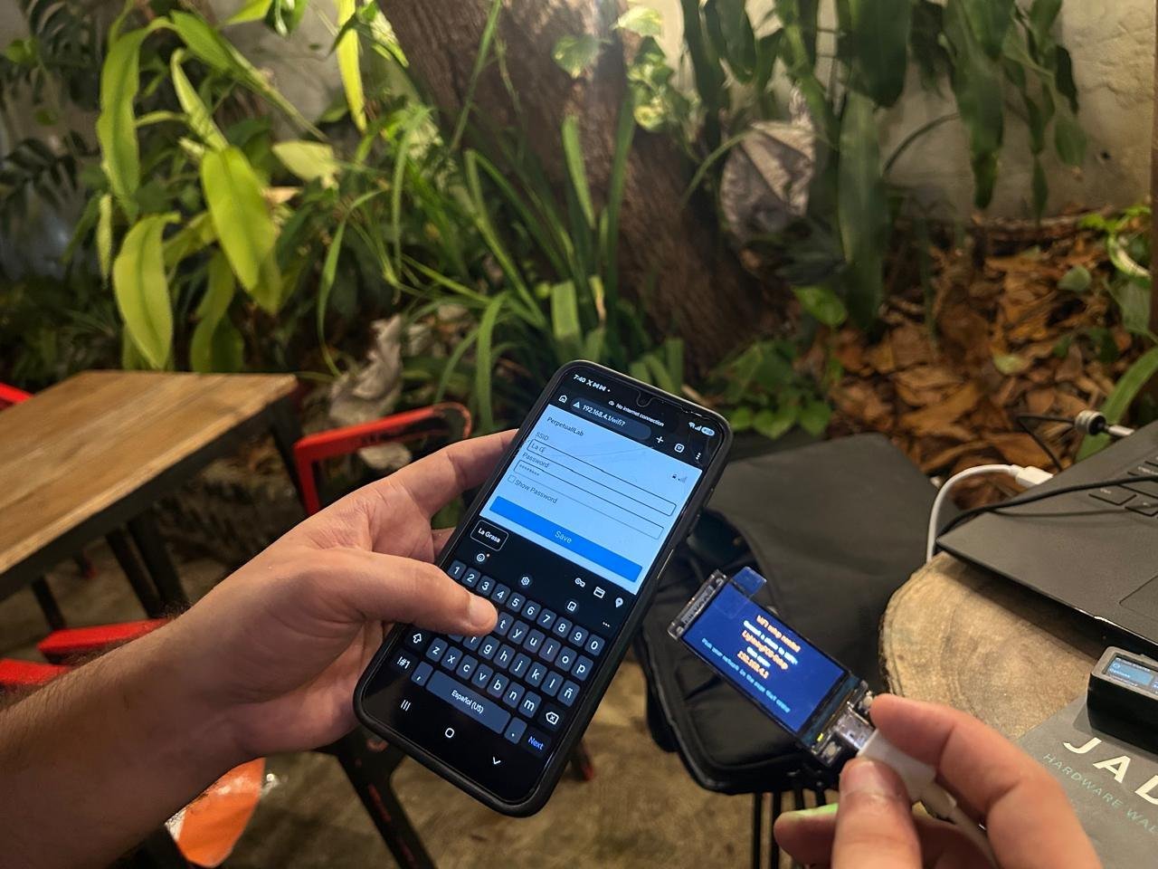 Celular junto a una hardware wallet conectada