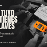 Mesa de hardware wallets en blanco y negro con un SeedSigner naranja y el titular «No es tuyo si no tienes las llaves»