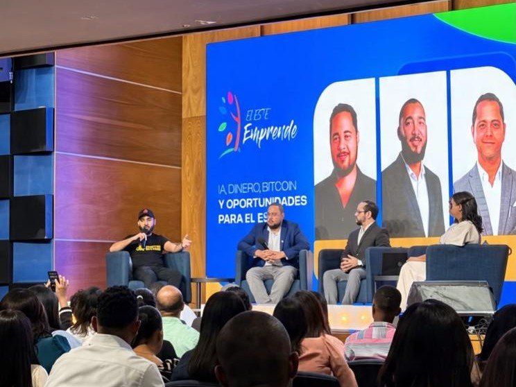 Panel IA, Dinero, Bitcoin y oportunidades para el Este en el escenario de El Este Emprende 2026, visto desde el público