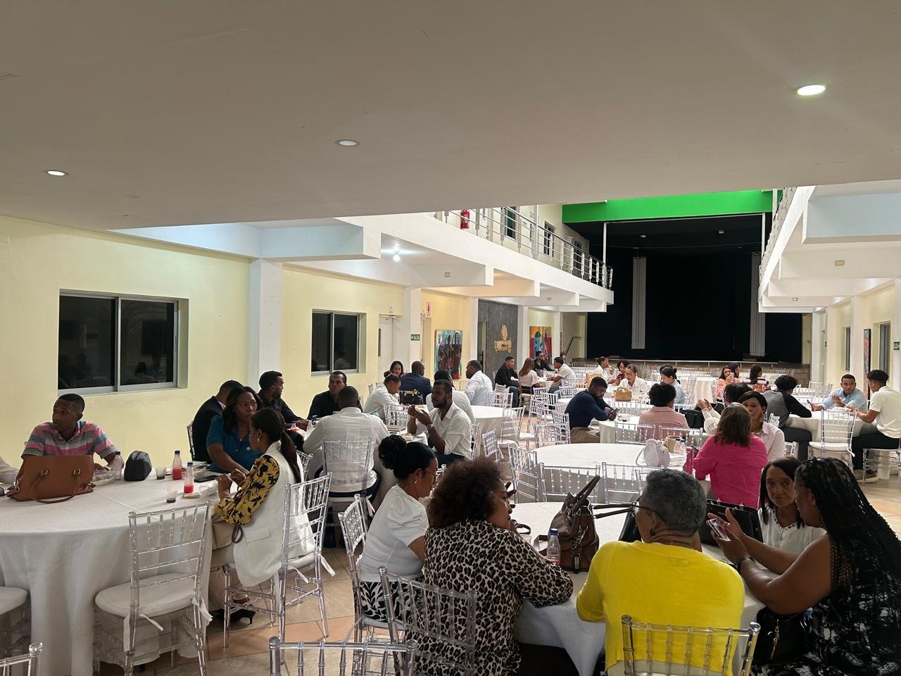 Emprendedores reunidos en mesas durante El Este Emprende 2026 en la Alianza Juvenil de La Romana